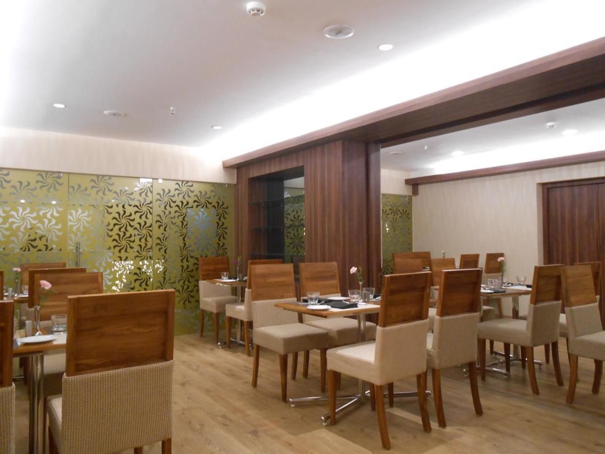 The South Park Hotel Thiruvananthapuram Exterior foto